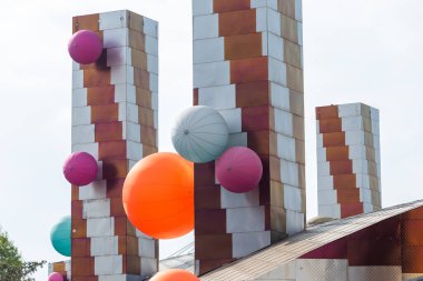 Gökyüzünün arka planında renkli hava balonları