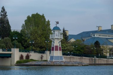 Akşamları nehrin su kulesinin dikey görüntüsü.