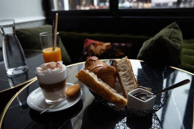 Otelde Fransız kahvaltısı.