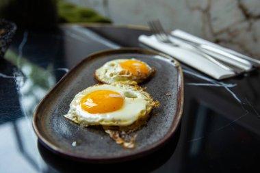 Tabakta yumurta var.