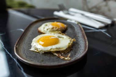 Beyaz bir tabak kızarmış yumurta