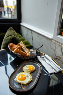 Amsterdam 'daki otelde kahvaltı.