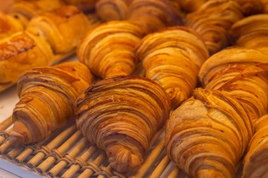 Fırında yeni pişmiş kruvasan..