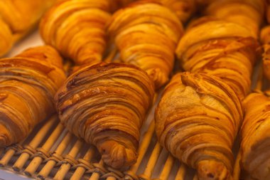 Masanın üzerine taze kruvasanlar