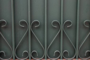 Evin demir kapısı.