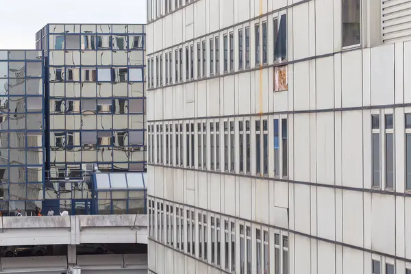 Binanın ön cephesinde bir sürü pencere ve balkon var..