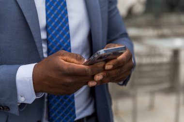 Akıllı telefon kullanarak iş adamına yaklaş.
