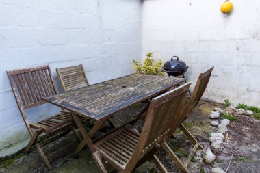 Arka bahçede bir masa.