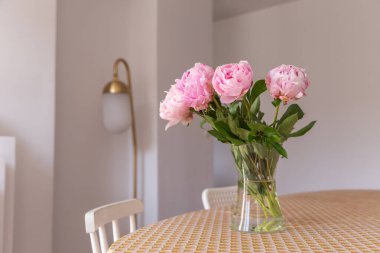 Mutfaktaki masada pembe laleler.