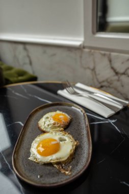 Siyah tabakta sahanda yumurta.