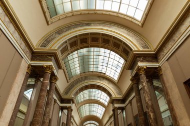 St. Petersburg 'daki Ulusal Kütüphane binasının içinde.