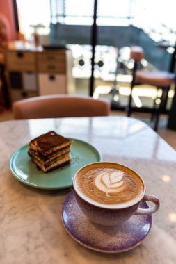 Kahve fincanı ve kek kafede.