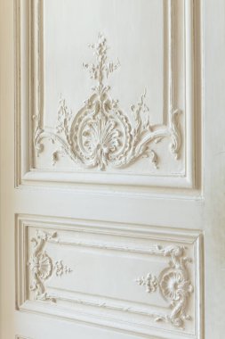 Klasik bir iç tasarım tarzında klasik ahşap beyaz mobilyalar.