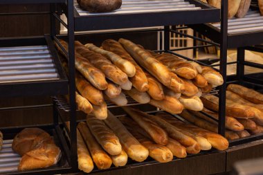 Fırında ekmek, pastanede taze pişmiş yiyecekler..