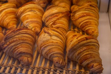 Fransız dükkanında yeni pişmiş Fransız kruvasanı sergileniyor.