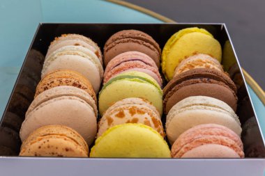 Kutuda bir sürü lezzetli kurabiye var.