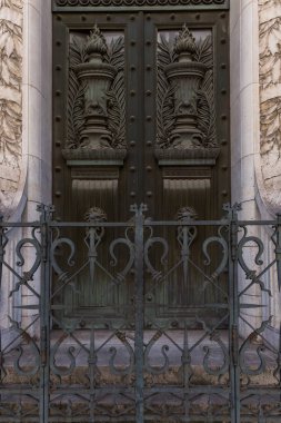 Eski bir binanın demir kapısı.