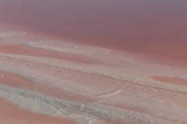 Pembe tuz gölü sabah suyla.