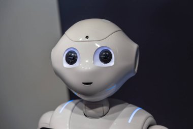 Mavi gözlü ve yüzlü robot, yaklaş. Beyaz yüzlü robot. Beyaz gözlü bir robot. Yapay zeka. Gelecek konsepti. robot