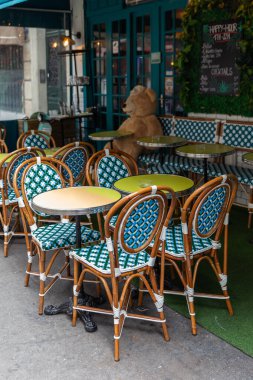 Sokakta boş masa ve sandalyeler
