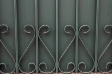 Metal kapı kolu desen şeklinde.