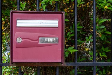 Parktaki kırmızı kutu.