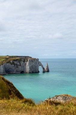 Etretat, Normandiya, Fransa. Etretat 'ın güzel kayalıkları ve ünlü simgesi.