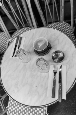 Masanın üzerinde çatal bıçak takımı var.