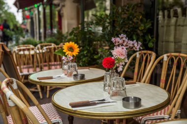 Paris, Fransa - 3 Mayıs 0, 2 Mayıs 17: Paris, Fransa 'da masa ve sandalyeler. Masalar ve sandalyeler