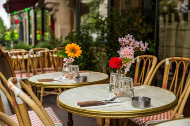 Lokantada yemek takımı