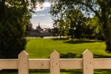 Çit ve yeşil çimen.