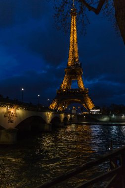 Paris, Fransa - Mayıs 19, 20 0 17: Eiffel Kulesi, Paris. Paris 'in gece manzarası. Fransa en popülerdir.