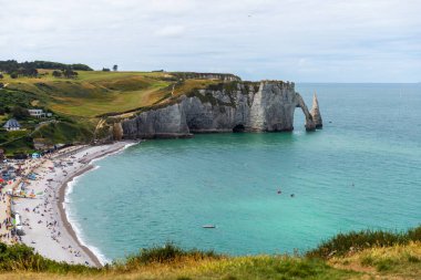 Tretat plajının ve kayalıkların güzel manzarası, Normandiya