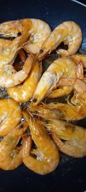 Soslu ve baharatlı kızarmış karides.