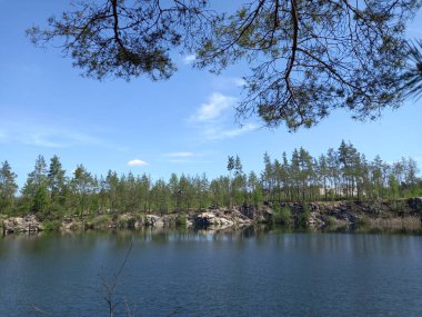 Göl ve mavi gökyüzü