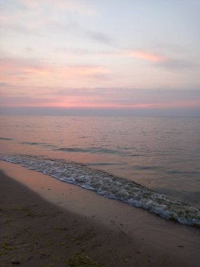 Denizin üzerinde güzel bir gün batımı
