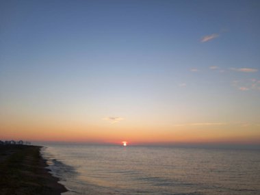 Denizin üzerinde güzel bir gün batımı