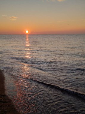 Deniz kıyısında gün doğumu