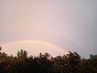 Gökyüzünde gökkuşağı