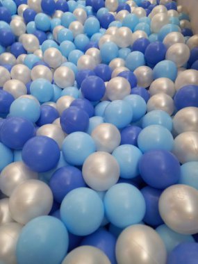 mavi ve beyaz plastik toplar