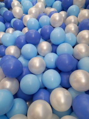 Ahşap bir masada mavi ve beyaz toplar