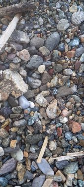 Dikey kaya ve çakıl taşları.