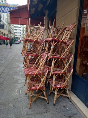 Şehirde sandalyeler