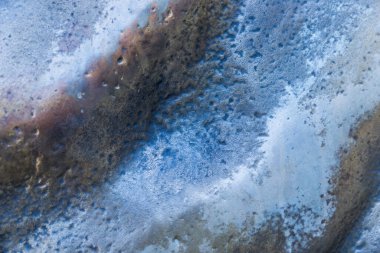 Çok köpüklü kirli bir arabanın camını kapat.