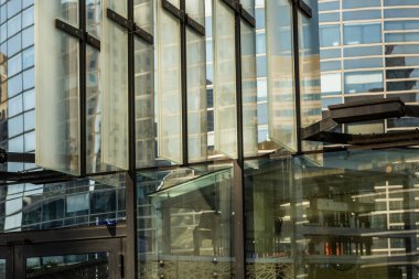 Şehirdeki modern yapı cephesi