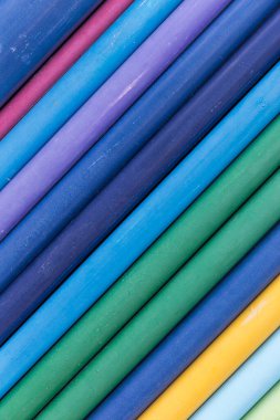 Beyaz arkaplanda spiral şeklinde renkli plastik borular..