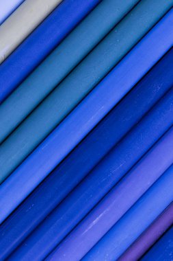 mavi ve kırmızı plastik borular