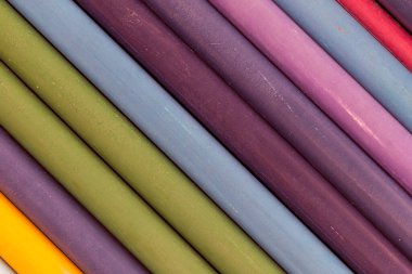 Beyaz arka plan üzerinde renkli kalemler yakın çekim