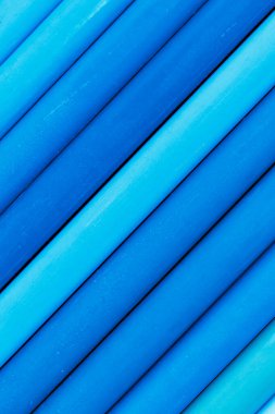 mavi ve beyaz plastik borular