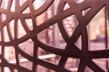 Parktaki metal çitler.